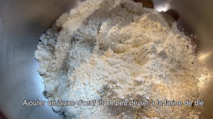 Préparez la pâte à ravioli en mélangeant la farine, un jaune d'oeuf et un peu de sel.