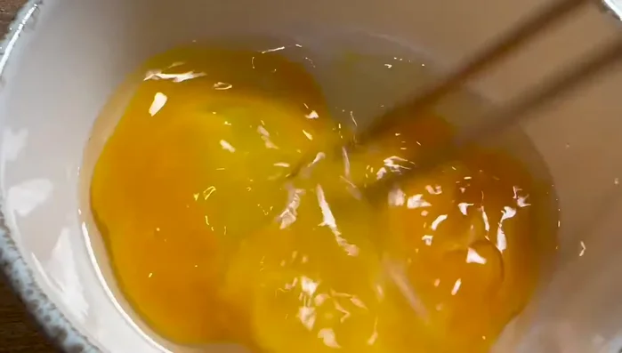 Préparer 3 omelettes légèrement dorées.