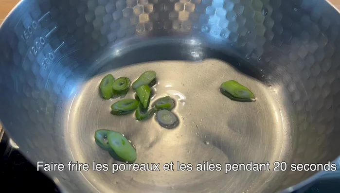 Faire frire les poireaux et l'ail pendant 20 secondes.
