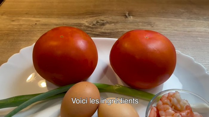 Faire bouillir les tomates pendant 5 minutes pour faciliter le retrait de la peau. Puis les couper en petits cubes.