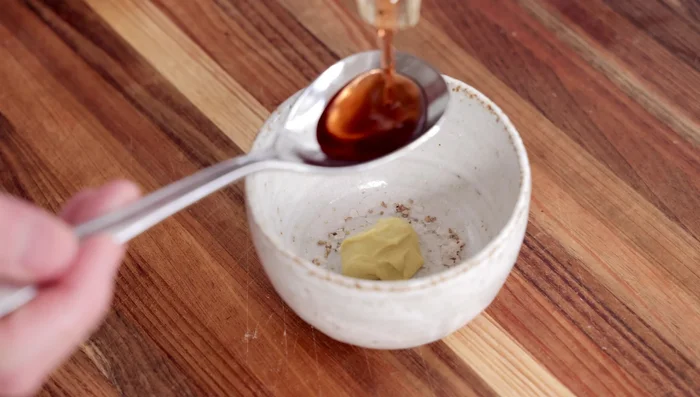Pour la mayonnaise à la moutarde : Mélanger le vinaigre, la moutarde, le sel et le poivre. (270.56)