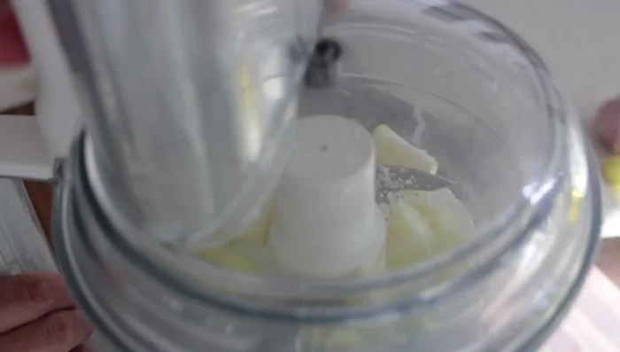 Pour la mousse à l'ail : Dans un robot culinaire, réduire l'ail en pâte avec le sel. (699.88)
