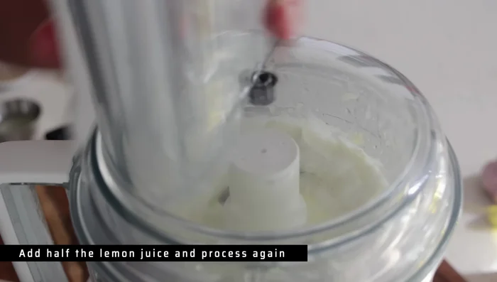 Ajouter le jus de citron progressivement, en mixant jusqu'à obtenir la consistance souhaitée. (749.519)