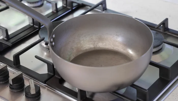 Faire chauffer la sauteuse à feu vif. Ajouter la graisse de canard et la laisser fondre. Assurez-vous que toute la surface de la poêle est graissée.