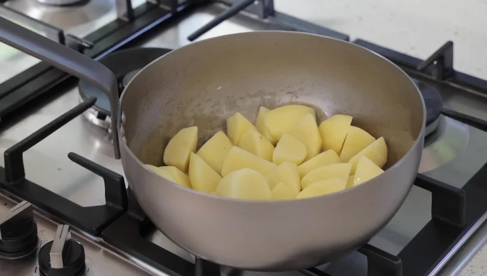 Ajouter les pommes de terre dans la poêle chaude. Saisir les pommes de terre pendant 10 à 12 minutes à feu vif en remuant de temps en temps pour obtenir une belle coloration.
