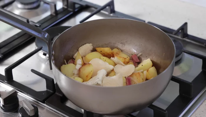 Baisser le feu. Couvrir et laisser cuire à feu doux pendant environ 20 minutes, en remuant de temps en temps. Ajuster la température selon la cuisson des oignons.