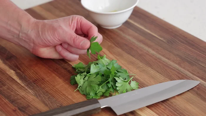 Avant de servir, ajouter l'ail pressé, le persil haché et une petite quantité d'huile d'olive. Mélanger délicatement.