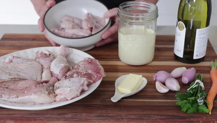 Couper le poulet en six morceaux.