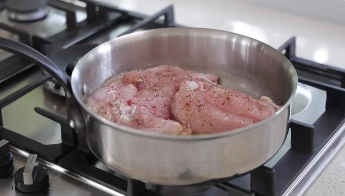 Faire colorer légèrement les morceaux de poulet dans une poêle avec du beurre (2-3 minutes de chaque côté).