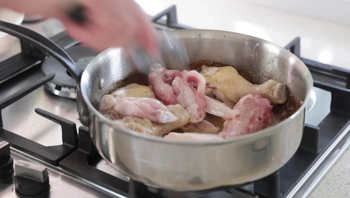 Retirer le poulet de la poêle et réserver.
