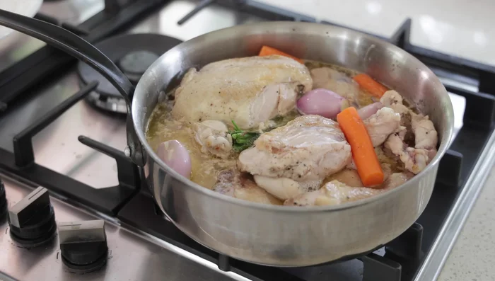 Remettre le poulet dans la casserole. Couvrir et laisser mijoter à feu doux pendant 20-25 minutes.