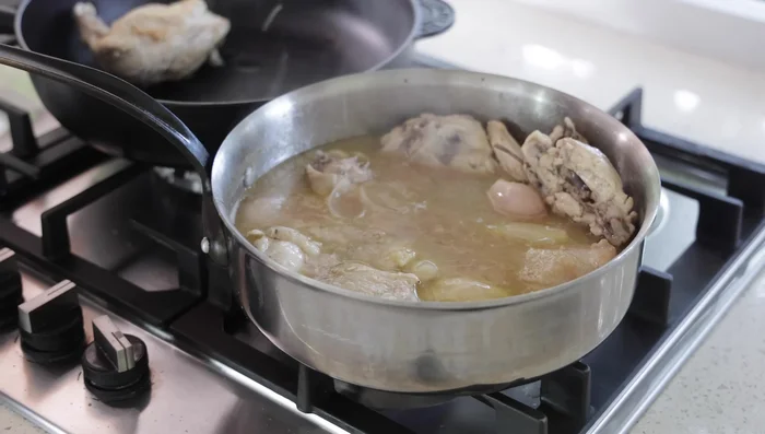 Retirer le poulet et réserver. Filtrer le jus de cuisson.