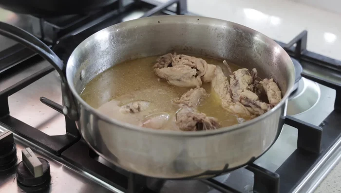 Réduire le jus de cuisson à feu vif.
