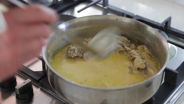 Fouetter les jaunes d'œufs avec une partie de la sauce réduite.