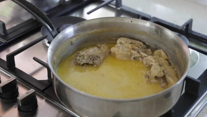 Hors du feu, incorporer délicatement le mélange jaunes d'œufs/sauce au reste de la sauce réduite.