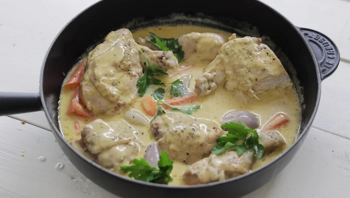 Verser la sauce sur le poulet.