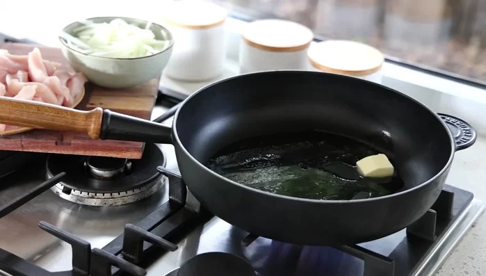 Faire fondre le beurre et l'huile dans une grande poêle à feu moyen-vif. Faire sauter les morceaux de poulet jusqu'à coloration légère (environ 3-5 minutes). Réserver le poulet.