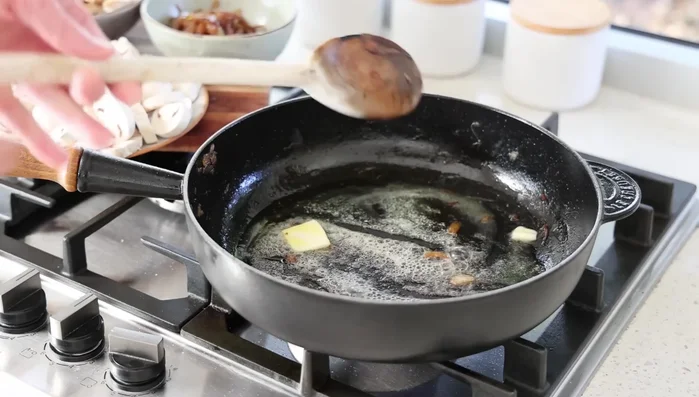 Ajouter les champignons, le sel, le poivre, le thym et la sauge. Cuire jusqu'à ce que les champignons rendent leur eau et soient tendres (environ 5 minutes).