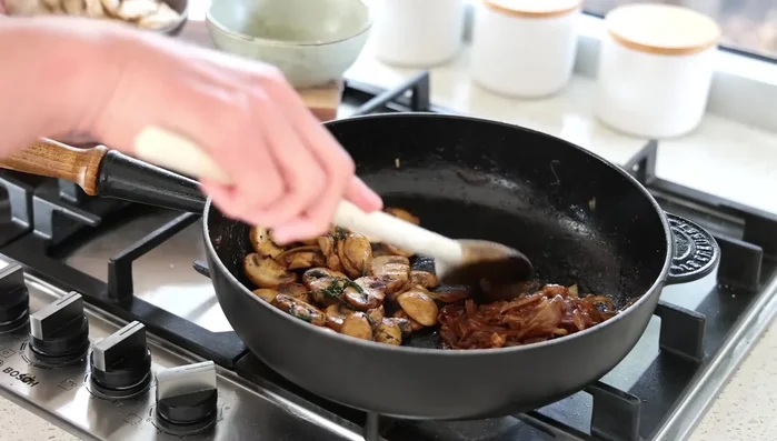 Remettre le poulet dans la poêle. Déglacer avec le porto, laisser mijoter quelques instants pour réduire le jus.