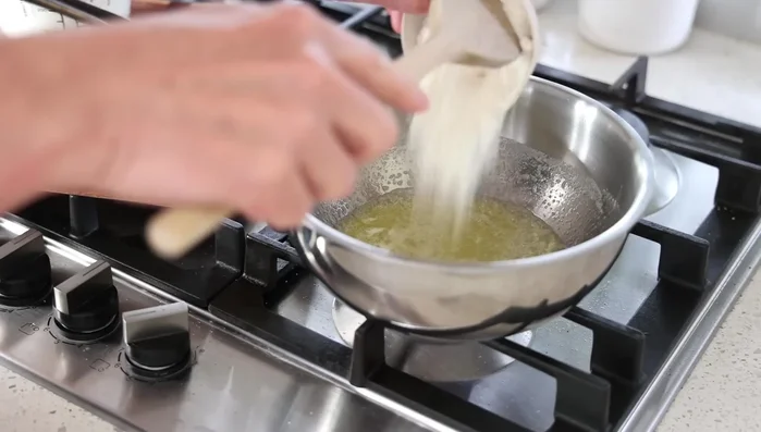 Préparation de la béchamel : Faire fondre le beurre, ajouter la farine et cuire jusqu'à une couleur blonde (environ 3 minutes). Incorporer le lait chaud progressivement en fouettant pour éviter les grumeaux. Cuire 2 minutes à frémissement.