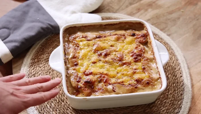 Cuire au four pendant 20 minutes, puis 2-4 minutes supplémentaires sous le gril pour faire dorer le fromage.
