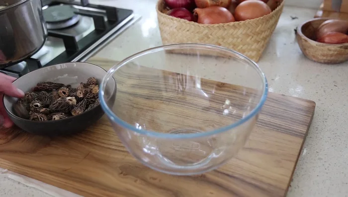 Réhydrater les morilles séchées dans de l'eau bouillante pendant 30-40 minutes.