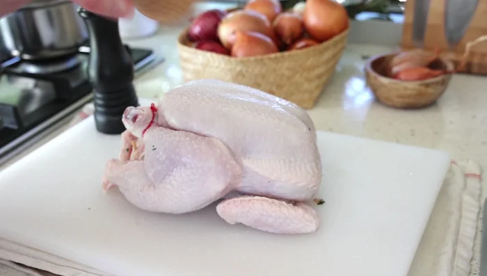 Assaisonner le poulet généreusement avec du sel et du poivre.
