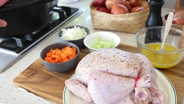 Cuire au four à 190°C (environ 1h30), en arrosant le poulet de beurre clarifié toutes les 30 minutes.