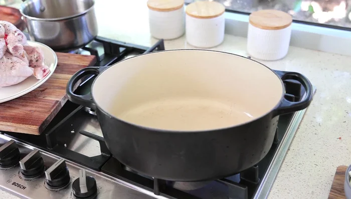 Colorer le poulet dans du beurre clarifié dans une casserole, sur toutes les faces.