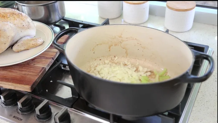 Préparer un lit de légumes (oignons, carottes, céleri) dans la casserole.
