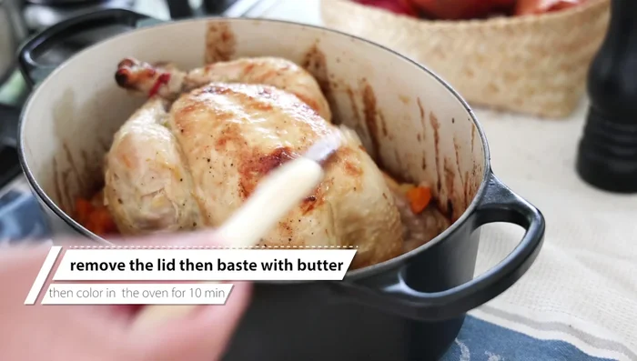 10-15 minutes avant la fin de la cuisson, retirer le couvercle et badigeonner le poulet de beurre pour le dorer.