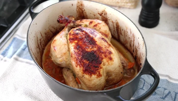 Retirer le poulet du four, laisser reposer sous une feuille d'aluminium pendant 20 minutes.