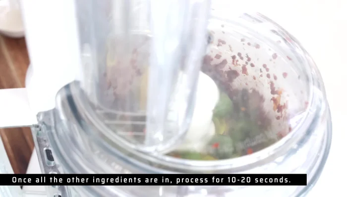 Mixer jusqu'à obtenir une consistance de tapenade (pas une purée lisse).