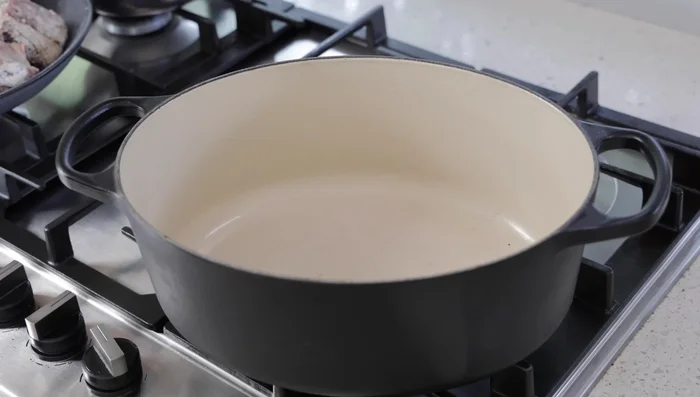 Saisir les côtes courtes dans une poêle chaude avec du gras de porc, jusqu'à coloration brune sur tous les côtés.