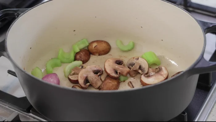 Faire suer les aromates réservés de la marinade dans la poêle avec du beurre.