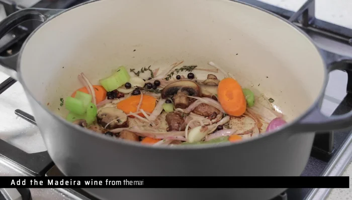Ajouter le jus de marinade, puis le bouillon de bœuf. Porter à ébullition.