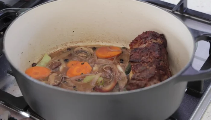Ajouter les côtes courtes à la préparation. Couvrir et cuire au four à 170°C (ou 150-140°C) pendant 2h30 à 3h, en ajoutant du bouillon si nécessaire.