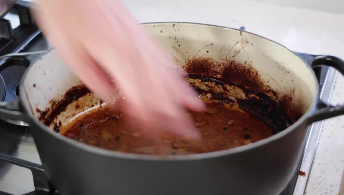 Préparer la sauce Madère : dans une casserole, faire suer les échalotes et les champignons dans du beurre. Ajouter le jus de cuisson des côtes courtes, le vin de Madère et le bouillon. Réduire jusqu'à consistance sirupeuse.