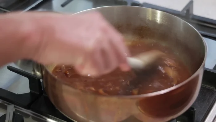 Ajouter une pincée de thym frais à la sauce. Assaisonner.