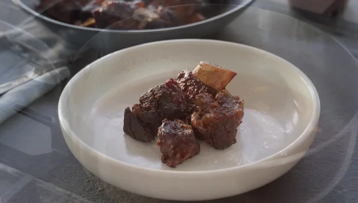 Servir les côtes courtes nappées de sauce Madère.