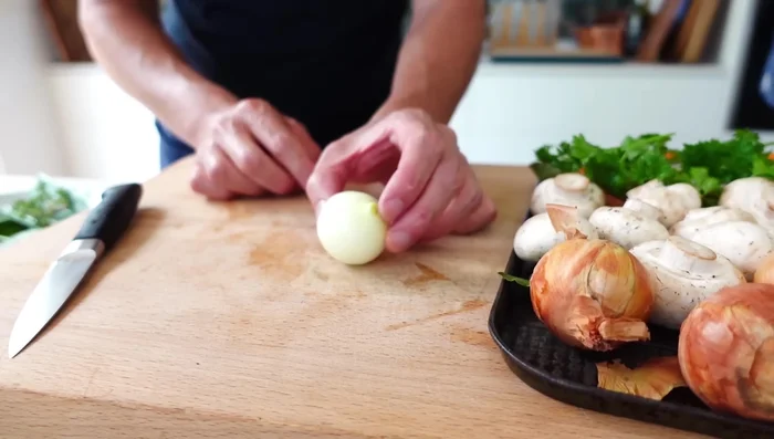 Préparer les légumes : éplucher et laver les oignons perlés, couper les champignons en quartiers, écraser l'ail, ciseler le poireau et le persil, couper le céleri (facultatif).