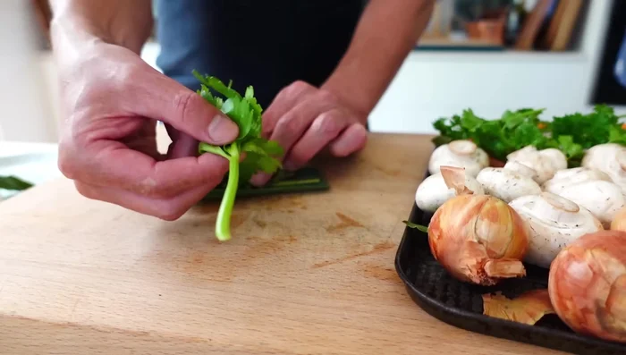 Préparer le bouquet garni : rouler ensemble le poireau, le persil, le céleri (facultatif) et les feuilles de laurier, attacher avec de la ficelle.