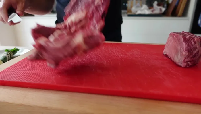 Préparer la viande : couper le steak de Chuck ou les côtes courtes en morceaux. Assaisonner généreusement avec du sel et du poivre.