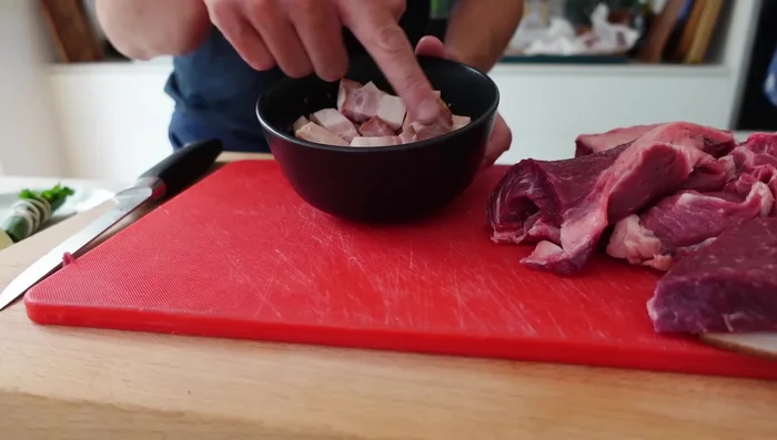 Faire mariner le bacon dans du vin de Madère pendant 30 minutes.