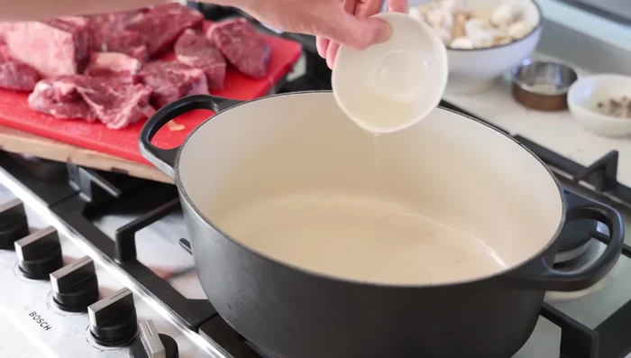 Saisir la viande dans une cocotte chaude avec de l'huile, par lots, jusqu'à coloration brune.