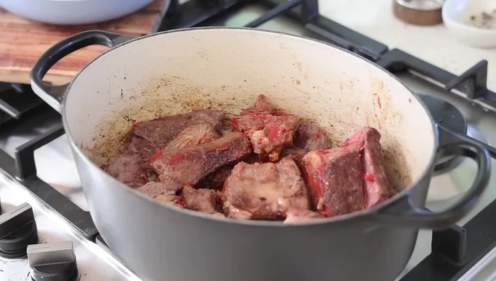Déglacer la cocotte avec le jus de la marinade du bacon et le vin de Madère.