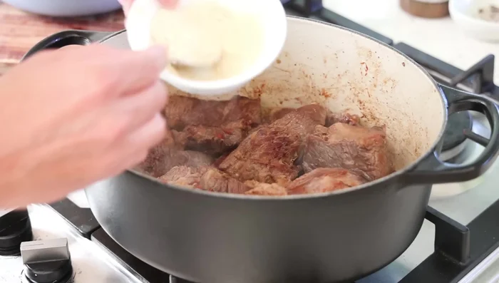 Ajouter la farine grillée pour épaissir la sauce.