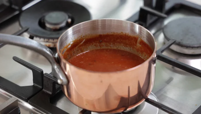 Retirer du feu. Ajouter le jambon, les câpres, les cornichons et le persil. Mélanger délicatement.