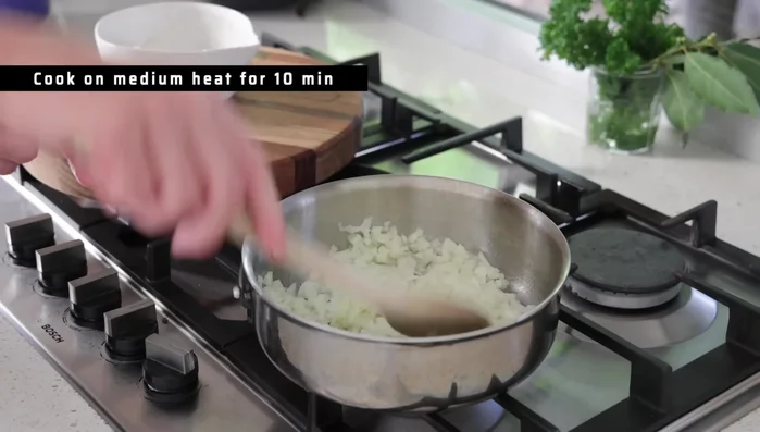 Pendant ce temps, faire cuire les oignons à feu moyen dans de l’huile d’olive pendant 10 minutes. Ajouter l’ail et les noix, cuire 1 minute (287.46).