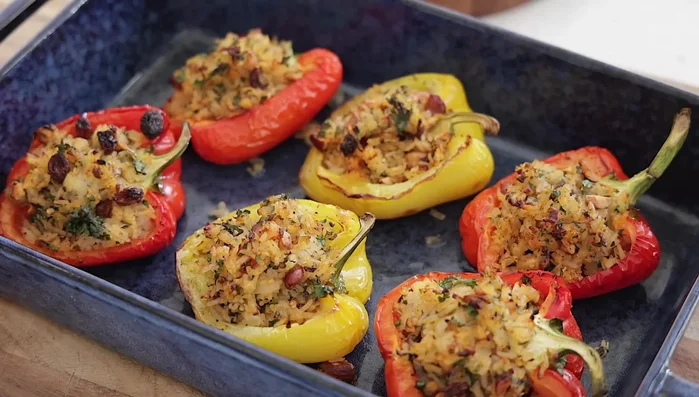 Enfourner pour 20 minutes à 190°C. Sortir, ajouter de la chapelure, de la farine d'amande, des noix supplémentaires et un filet d'huile d'olive (553.38).